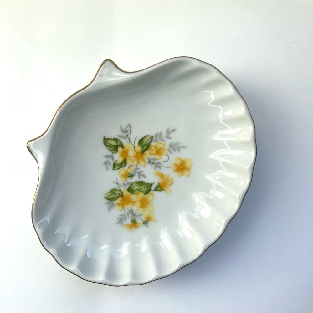 Vintage Bone China Yellow Floral Shell jewelry Dish – Scalloped Edge
